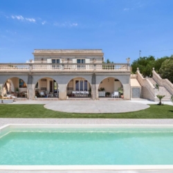 Villa con piscina privata a Menfi Lido Fiori
