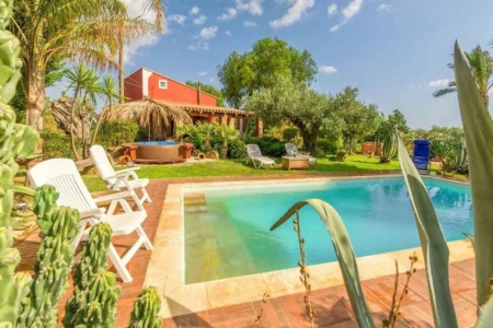 Villa con piscina privata e giardino a Menfi in provincia di Agrigento