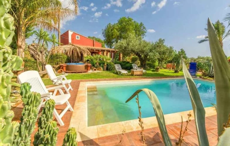 Villa con piscina privata e giardino a Menfi in provincia di Agrigento