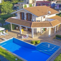 Villa con piscina privata ad Altavilla Milicia con 5 camere