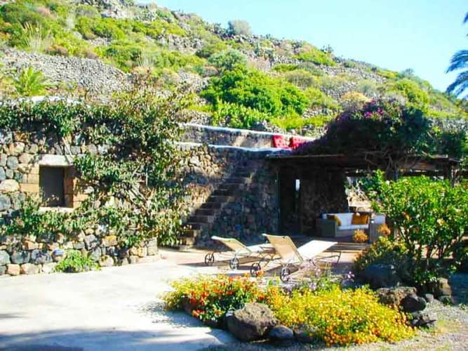 Dammuso immerso nella natura di Pantelleria