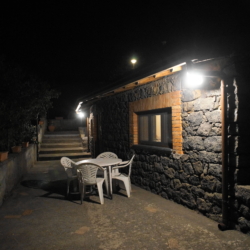 Baita in pietra sull'Etna monolocale
