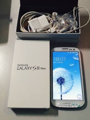 Samsung s3 con cover, caricabatterie, scatola e vetro