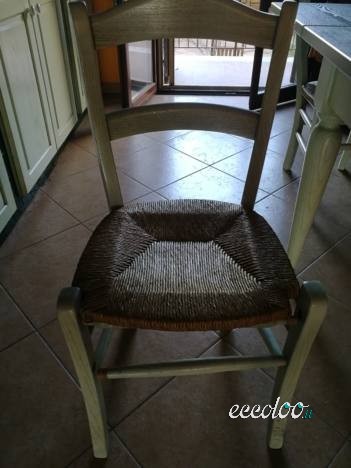 Tavolo più 4 sedie in legno massello. €. 250