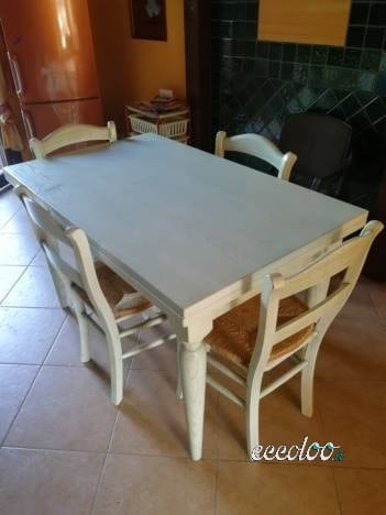Tavolo più 4 sedie in legno massello. €. 250