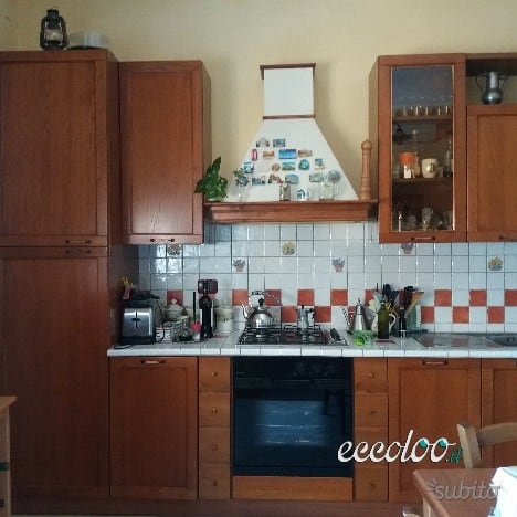 Cucina in legno completa di elettrodomestici. €. 1200
