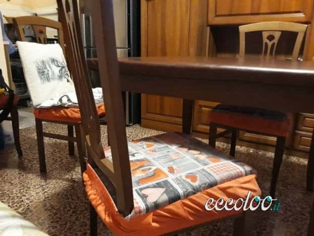 Vendo Soggiorno tavolo e 6 sedie più divano. €. 300 trattabili