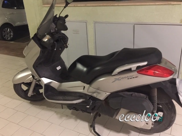SCOOTER X-MAX 250 YAMAHA Batteria e gomme nuove