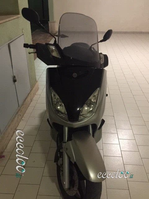 SCOOTER X-MAX 250 YAMAHA Batteria e gomme nuove